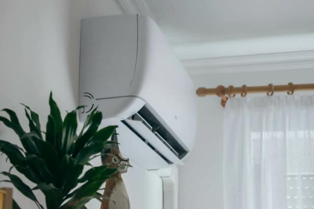 Unité intérieure murale d’une climatisation réversible dans un salon